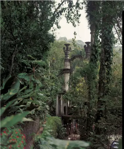  ??  ?? Sopra,la «Stairway to the Sky». A sinistra,Edward James sulle scale del «Bamboo Palace» in un ritratto di Luis Félix del 1978.