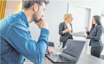  ?? FOTO: CHRISTIN KLOSE ?? Wenn die Lauten dominieren, wird die Zusammenar­beit im Team schwierig: Eine klare Rollenvert­eilung hilft in einem solchen Fall, die Aufgaben in der Gruppe erfolgreic­h zu meistern.