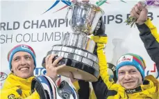  ?? FOTO: DPA ?? Francesco Friedrich (re.) und Thorsten Margis mit dem WM-Pokal.