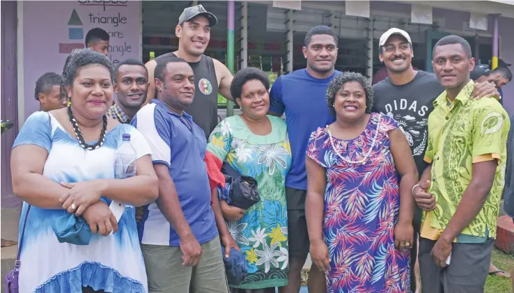  ?? Photo: Jone Luvenitoga ?? Isireli Nasarani (blue t-shirt) and his teammates with Naqali villagers in Naitasiri on September 21, 2017.