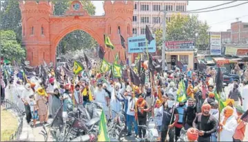  ?? SAMEER SEHGAL/HT ?? Farmers during a protest against the Centre’s three agri laws in Amritsar on Wednesday.