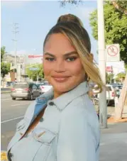  ?? ?? Chrissy Teigen before and after undergoing a buccal fat removal surgery.