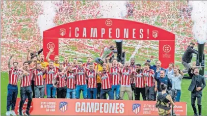  ??  ?? La plantilla del Atlético alza el trofeo de campeón de LaLiga 2020-21 en el Wanda Metropolit­ano.