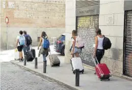  ?? EUROPA PRESS ?? La afluencia de turistas (en la imagen, en Madrid) será clave este verano.