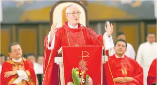  ??  ?? CLÉRIGO. Monseñor Ángel Garachana, obispo de la Diócesis de San Pedro Sula desde 1995, durante una misa en la catedral San Pedro Apóstol.