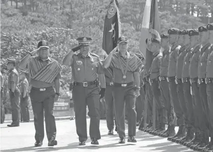  ?? Photo by Milo Brioso ?? TROOPING THE LINE. Philippine National Police (PNP) chief Dir. Gen. Oscar Albayalde is escorted by PRO - COR regional director C/Supt. Edward Carranza and BCPO city director S/Supt. Ramil Saculles during the arrival honors for the first PNP Northern...