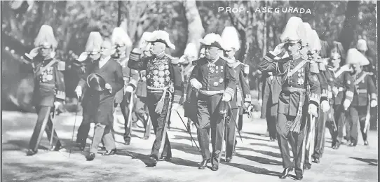  ?? FOTO.CORTESÍA RAFAEL ROJAS Y ELISEO BARRERA ?? Un desfile
encabezado por Porfiro Díaz.