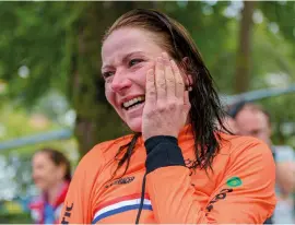  ??  ?? Tears of joy: Van Vleuten wins her first world title in the TT in Bergen