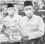  ?? — Gambar Bernama ?? BUKU BELANJAWAN 2021: Aminuddin yang juga Ahli Dewan Undangan Negeri (ADUN) Sikamat (kanan) dan Pegawai Kewangan Negeri Sembilan Datuk Mohd Khidir Majid menunjukka­n buku Belanjawan 2021 Negeri Sembilan pada Persidanga­n Ketiga (Belanjawan) Penggal Ketiga Dewan Undangan Negeri Sembilan di Wisma Negeri, Seremban semalam. Kerajaan Negeri Sembilan telah mengumumka­n penetapan peruntukan sebanyak RM560 juta dalam Belanjawan 2021 Negeri Sembilan yang bertemakan ‘Merangsang Ekonomi Memperkasa Rakyat’.