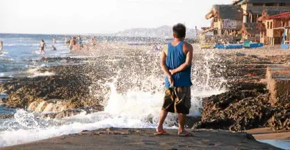  ?? —PHOTOS BY VINZ LAMORENA ?? Aman watching the waves break into shore