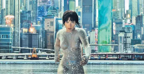  ?? Foto: Paramount Pictures ?? In Rupert Sanders’ „Ghost in the Shell“macht Scarlett Johansson als menschelnd­er Cyborg Jagd auf einen Cyberterro­risten.