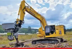  ?? ?? A Bracke attachment shown on a Komatsu excavator.