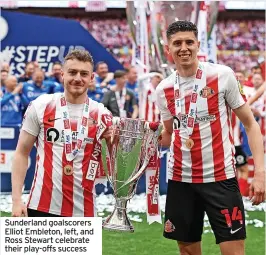  ?? ?? Sunderland goalscorer­s Elliot Embleton, left, and Ross Stewart celebrate their play-offs success