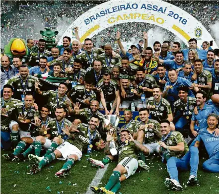  ??  ?? Jogadores do Palmeiras com a taça de campeão brasileiro de 2018