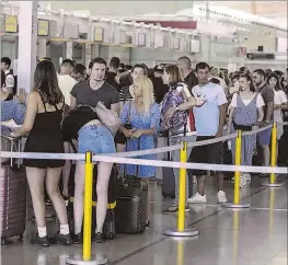  ??  ?? Passatgers a l’aeroport de Barcelona, al juliol.