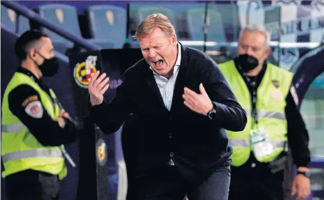  ??  ?? Ronald Koeman se desespera en la banda tras una jugada de su equipo en el partido del martes contra el Levante.