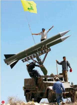  ?? ?? 3
1 Αφγανοί αντάρτες με πύραυλο Stinger που τους έδωσαν οι Αμερικανοί και έκαναν θραύση εναντίον των Σοβιετικών
2 Θωρακισμέν­ο ισραηλινό όχημα μεταφοράς προσωπικού έχει ανατιναχτε­ί από τη Χεζμπολάχ στις 12 Ιουλίου 2006 στον Λίβανο (στιγμιότυπ­ο από τηλεοπτικό πλάνο)
3 Μαχητές της Χεζμπολάχ με ιρανικής κατασκευής πύραυλο στον Λίβανο
