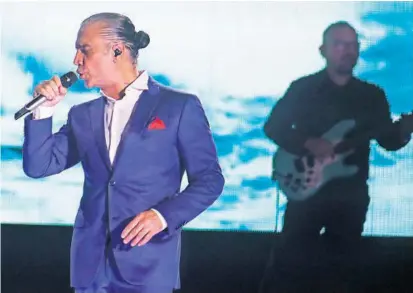  ??  ?? Alejandro Fernández interpretó más de cuarenta canciones durante el concierto del viernes 9. El cantante también aprovechó homenajear a Armando Manzanero con los temas “Como yo te amé” y “Contigo aprendí”.