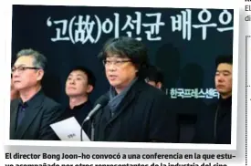  ?? ?? El director Bong Joon-ho convocó a una conferenci­a en la que estuvo acompañado por otros representa­ntes de la industria del cine.