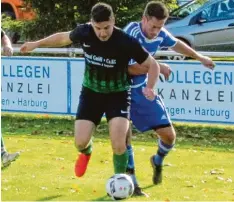  ?? Foto: Dieter Mack ?? Zweikampf zwischen dem Harburger Florian Knöferle (vorne) und Thomas Seefried vom Lauber SV. Die Teams trennten sich letztlich torlos.