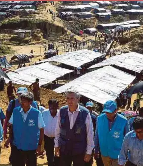  ?? AFP PIC ?? United Nations High Commission­er for Refugees Filippo Grandi (centre) visiting Bangladesh’s Kutupalong refugee camp for the Rohingya last Saturday.