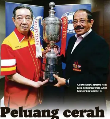  ?? FOTO: MOHD AZREN JAMALUDDIN ?? KARIM (kanan) bersama Hock Seng memperaga Piala Sultan Selangor bagi edisi ke-17.