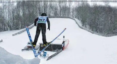  ?? FOTO: TANJA KULMUS ?? Auf der großen Hasenbergs­chanze wird am Samstagabe­nd unter Flutlicht gesprungen.