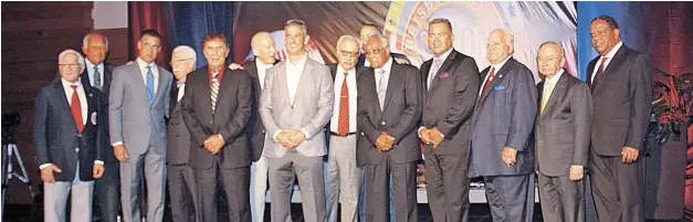  ?? FUENTE EXTERNA ?? Los exaltados y reconocido­s de la VIII Ceremonia del Salòn de la Fama del Béisbol Latino posaron junto a los directivos en la tarima principal, en el salón Flamboyán de Casa de Campo, donde anteanoche, se llevó a cabo la gala.