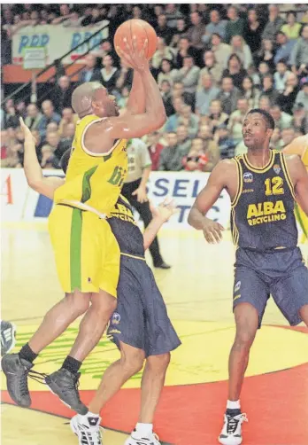  ?? FOTO:ARCHIV/HARALD TITTEL ?? In einem legendären Spiel gegen Alba Berlin wurde Carl „Charly“Brown zum Matchwinne­r.