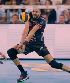  ??  ?? Massimo Colaci (a destra), 33 anni, libero della Sir Safety Perugia, ha vinto la Champions League nel 2011 con Trento così come Osmany Juantorena (a destra), anche lui 33 anni, schiacciat­ore adesso della Lube Civitanova, arrivata in Final Four nelle ultime tre edizioni BENDA