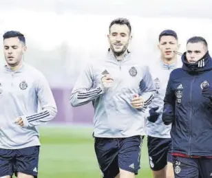  ??  ?? La plantilla del Valladolid volvió ayer lunes a los entrenamie­ntos en grupo