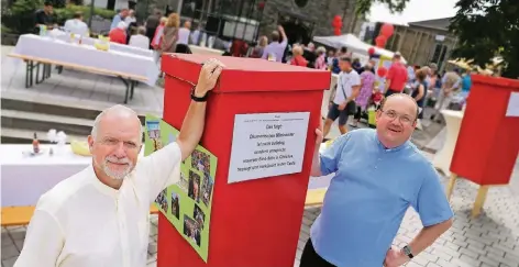  ?? RP-FOTO: TEPH ?? Pfarrer Klaus Schilling (l.) ist zusammen mit Monsignore Herbert Ullmann, Leitender Pfarrer der katholisch­en Pfarrei St. Lambertus, Motor der Ökumene.