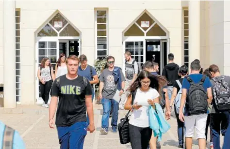  ?? // VALERIO MERINO ?? Estudiante­s de la Unviersida­d de Córdoba saliendo del aulario de Rabanales