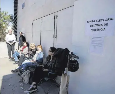  ?? FERNANDO BUSTAMANTE ?? Colas a las puertas de la Junta Electoral en la Ciudad de la Justicia de València.