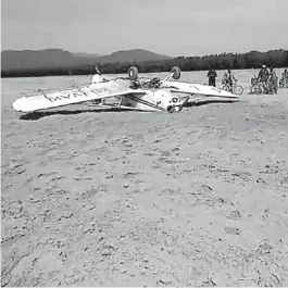  ?? ADRIANA MAGALLANES ?? El avión aterrizó en terreno inestable.