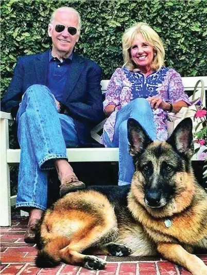  ?? INSTAGRAM ?? Joe Biden y su esposa Jill junto con su perro Mayor, adoptado en 2018 por el matrimonio