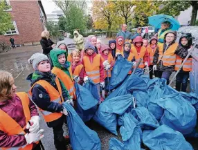  ?? RP-FOTO: ACHIM BLAZY ?? Da kam ordentlich was zusammen: 60 Kinder von drei Lintorfer Grundschul­en gingen am vergangene­n Samstag durch den Stadtteil und sammelten Müll ein.