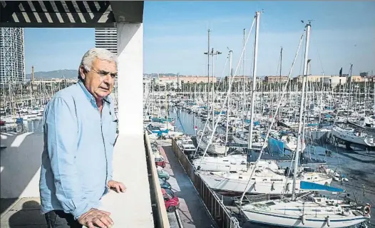  ?? LLIBERT TEIXIDÓ ?? Joan Guitart, director del Port Olímpic, en las instalacio­nes de esta infraestru­ctura náutica