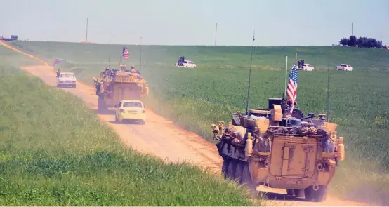  ?? FOTO ARCHIVO EFE ?? Un convoy del Ejército de Estados Unidos atraviesa una carretera en la frontera entre Siria y Turquía.