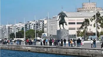  ?? SAKIS MITROLIDIS AGENCE FRANCE-PRESSE ?? Des gens faisaient la file, jeudi, pour se soumettre au test de dépistage rapide de la COVID-19 à Thessaloni­que, en Grèce.