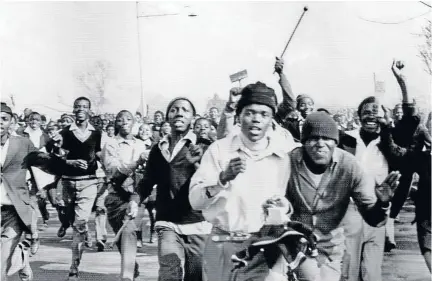  ?? / BETTMANN ARCHIVE ?? Black students protesting against the compulsory teaching of Afrikaans in black schools charge during the 1976 Soweto uprisings.