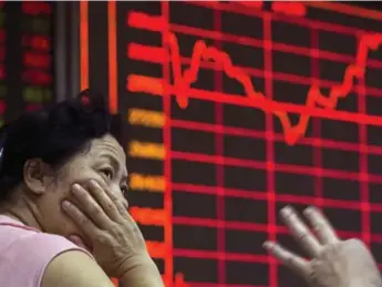  ?? NG HAN GUAN/THE ASSOCIATED PRESS ?? China’s market continued its free fall Wednesday, but stocks in North America bounced back from big losses.