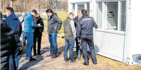  ?? FOTO: RALF SCHÄFER ?? Landkreis, Rettungsdi­enste und Ärzte schauen sich das Testzentru­m in Oberteurin­gen an. Am Montag geht es in Betrieb.