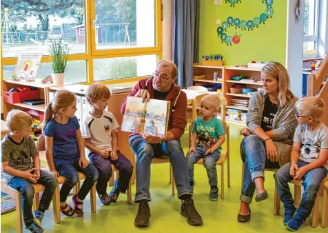  ?? Fotos: Bolten ?? Als Praktikant liest Uwe Bolten den Kindern der Sonnenblum­engruppe unter Aufsicht von Kinderpfle­gerin Jenny Kron vor.