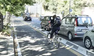  ??  ?? Segnaletic­a orizzontal­e Sono delimitate da strisce a terra le nuove piste ciclabili da via Rubattino a lungotever­e Testaccio e Aventino (foto Barsoum/Foto)