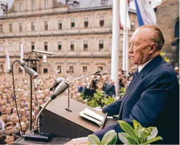  ?? Archivfoto: Kurt Rohwedder, dpa ?? Für viele Deutsche wurde Konrad Adenauer nach der Nazi Herrschaft un dem Krieg zu einem Symbol von Stabilität und Wohl stand: Der Bundeskanz­ler 1961 bei einer Ansprache auf dem Bamberger Domplatz.