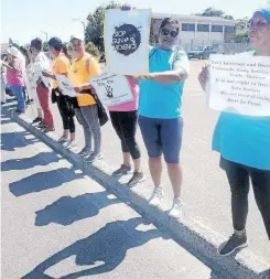  ?? ?? HANOVER Park residents demonstrat­e against gender-based violence and gang violence.