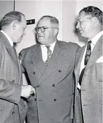  ?? WALTER STEIN/AP ?? Bears coach George Halas (from left), Giants coach Steve Owen and Packers coach Curly Lambeau share a conversati­on during the NFL Draft in 1947.