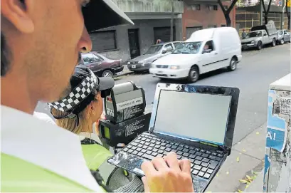  ??  ?? Controles. Los de velocidad se hacen con agentes o con cámaras de fotomultas.