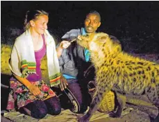  ?? FOTO: KAROLINE PIEGDON, PRIVAT ?? Karoline Piegdon hat auf ihrer Soloreise in Äthiopien in Harar abends nach Sonnenunte­rgang wilde Hyänen gefüttert.